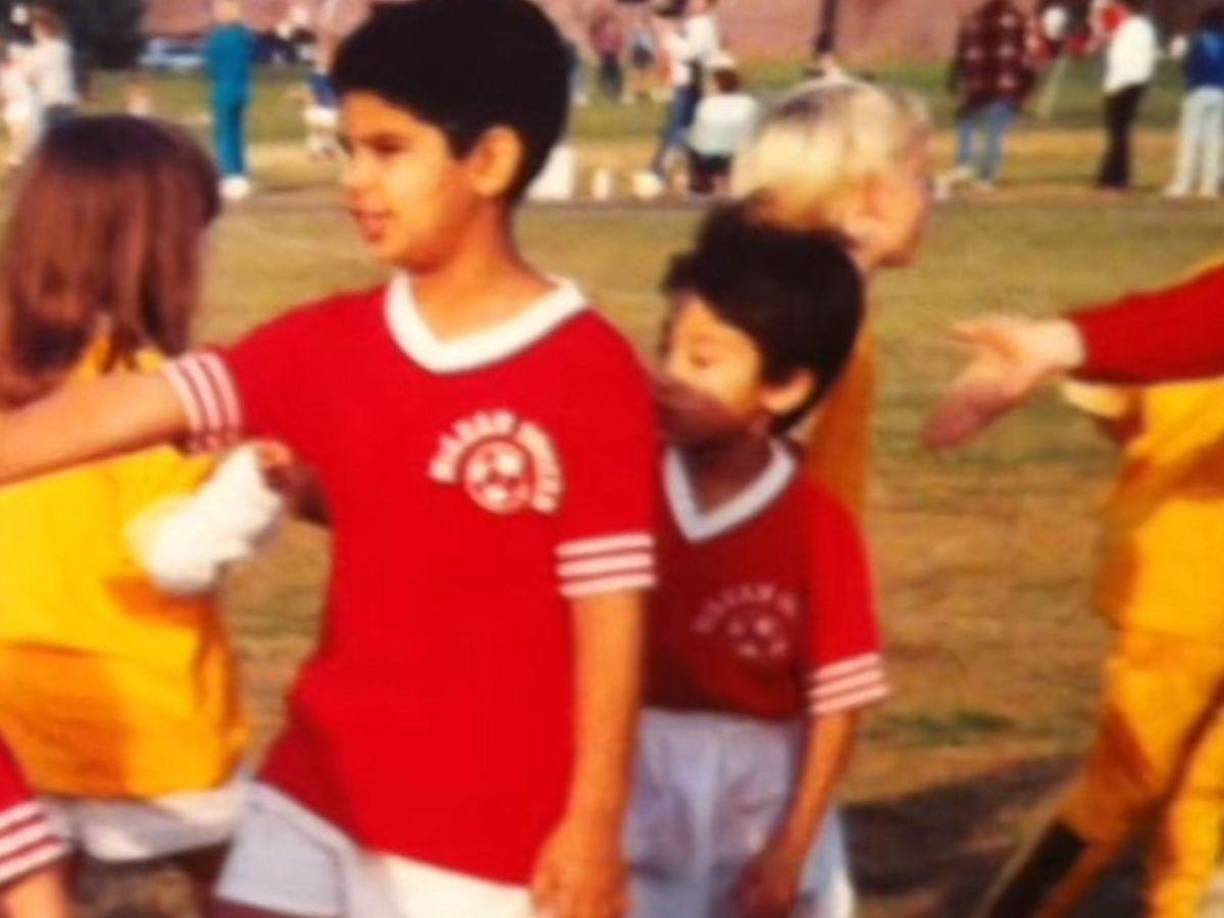 Recordó que a la edad de 5 años comenzó a jugar fútbol, sin embargo, era muy frustrante para él y a a los pocos minutos se cansaba. 