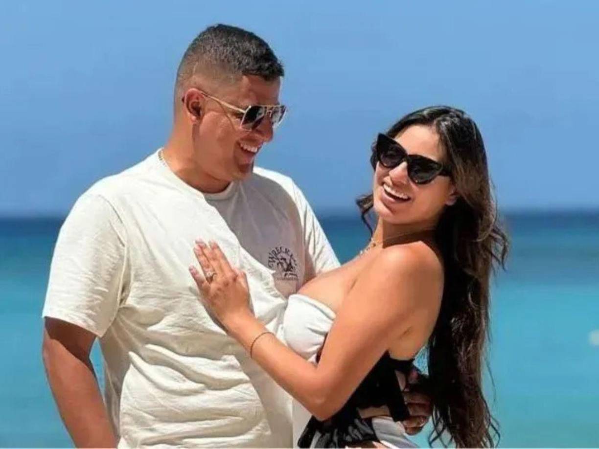 La presentadora de televisión sorprendió a su prometido por motivo de festejar el Día del Hombre. 