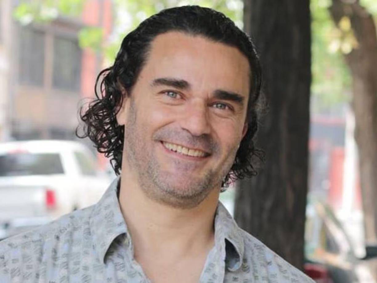 Carlos Torres, reconocido actor mexicano, de 55 años, quien alcanzó la fama por su participación en telenovelas como ‘La hija del jardinero’ y ‘Amor en custodia’ y ‘El señor de los cielos’ reveló en agosto de 2023 que había sido diagnosticado con cáncer.