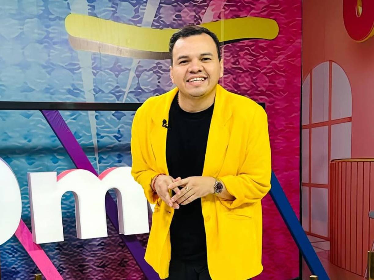 Fue en plena transmisión en vivo que el presentador de televisión reveló que un futbolista le dejó un ramo de flores.