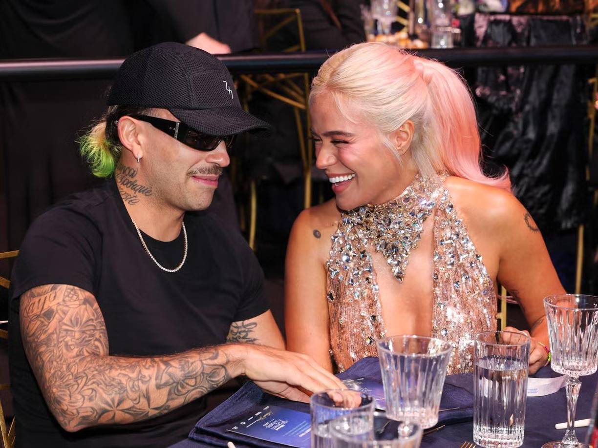 Por el momento, ninguno de los artistas se ha pronunciado sobre las críticas recibidas, solamente han posteado fotos de su reunión para celebrar el lanzamiento del tema, donde compartiron entre baile y bebidas, muy a su estilo urbano. 