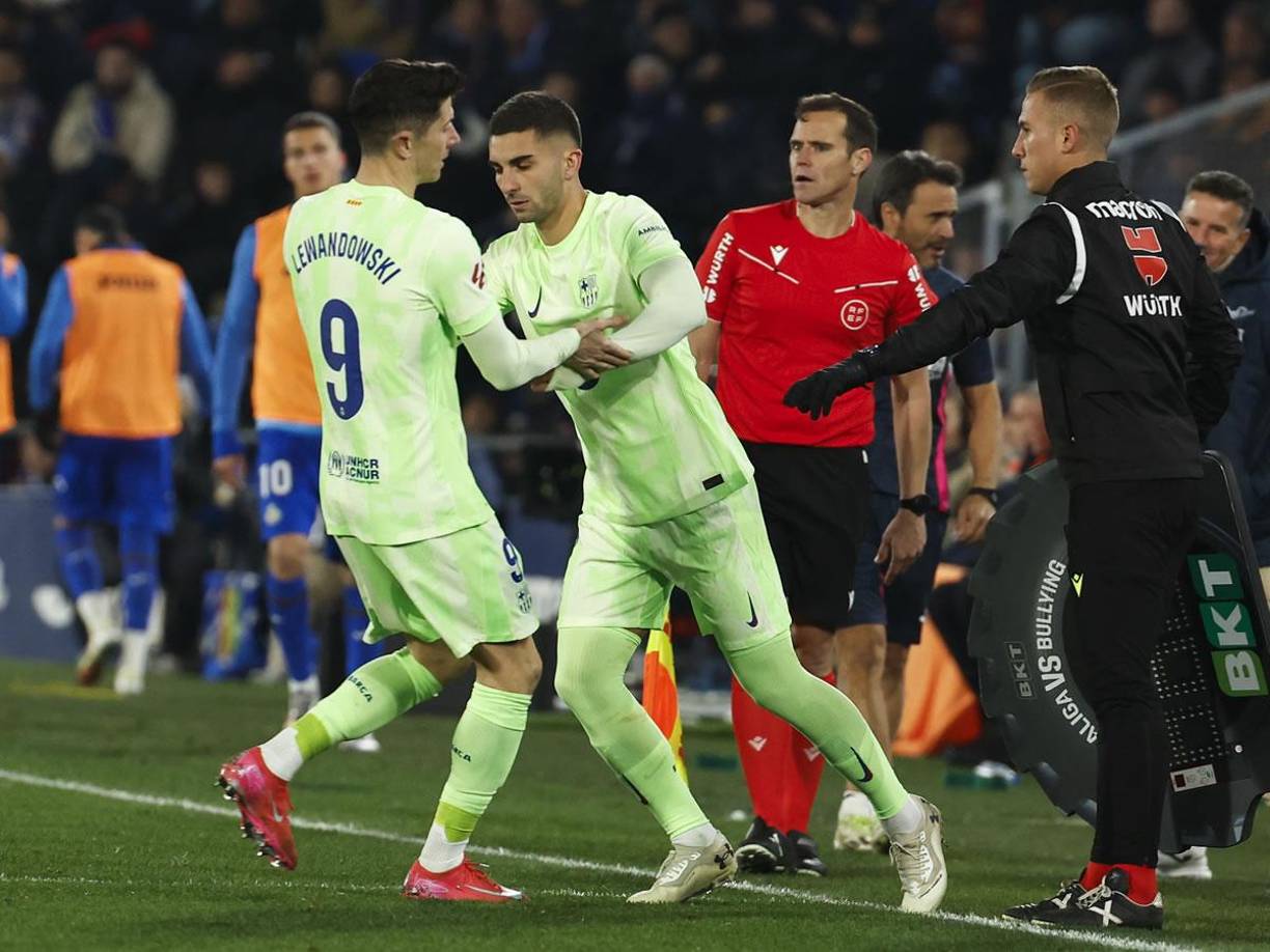 Robert Lewandowski terminó saliendo del campo y su lugar fue ocupado por Ferran Torres.