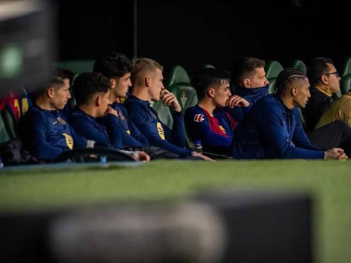 Caras largas en el banquillo del Barcelona después del gol del Betis.