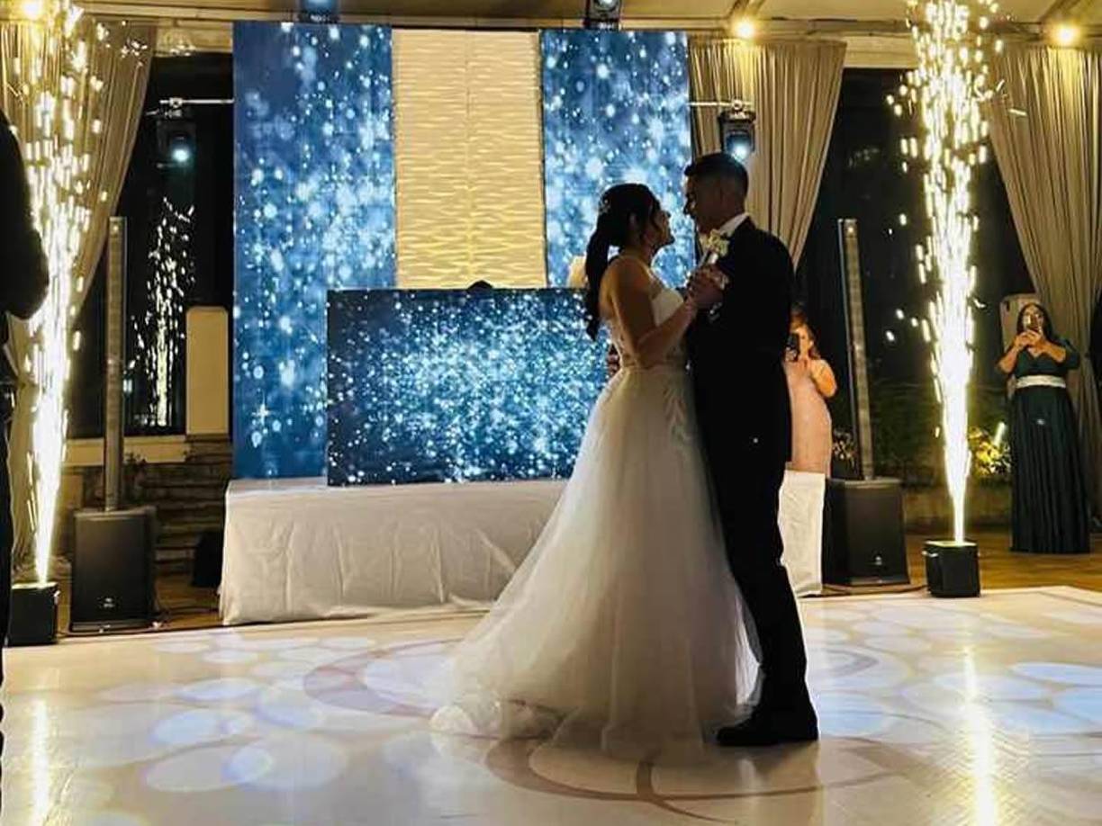 Carlos Pineda y Daniela Hernández realizaron el respectivo baile en su linda boda.