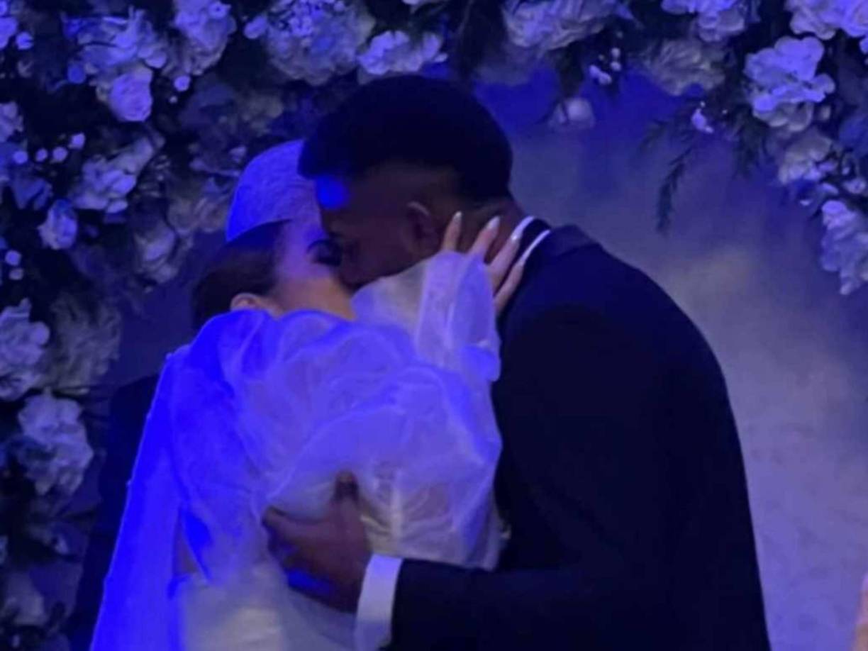 Mundialista hondureño se casó en la recta final del 2024 con una bella periodista de Honduras.