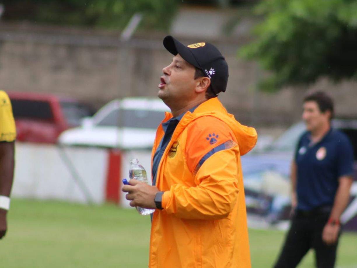 El técnico tico Jeaustin Campos debutó en el fútbol de Honduras y fue con pie derecho ya que Real España goleó 3-0 a la Real Sociedad.