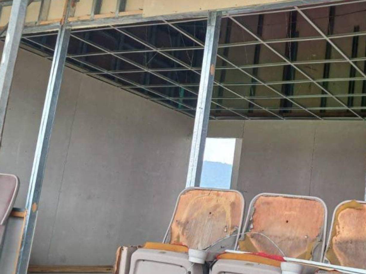 Así se ven los palcos del mítico estadio Olímpico de San Pedro Sula, en total abandono y destruidos. ¡Una vergüenza porque es uno de los estadios más importantes de Honduras!