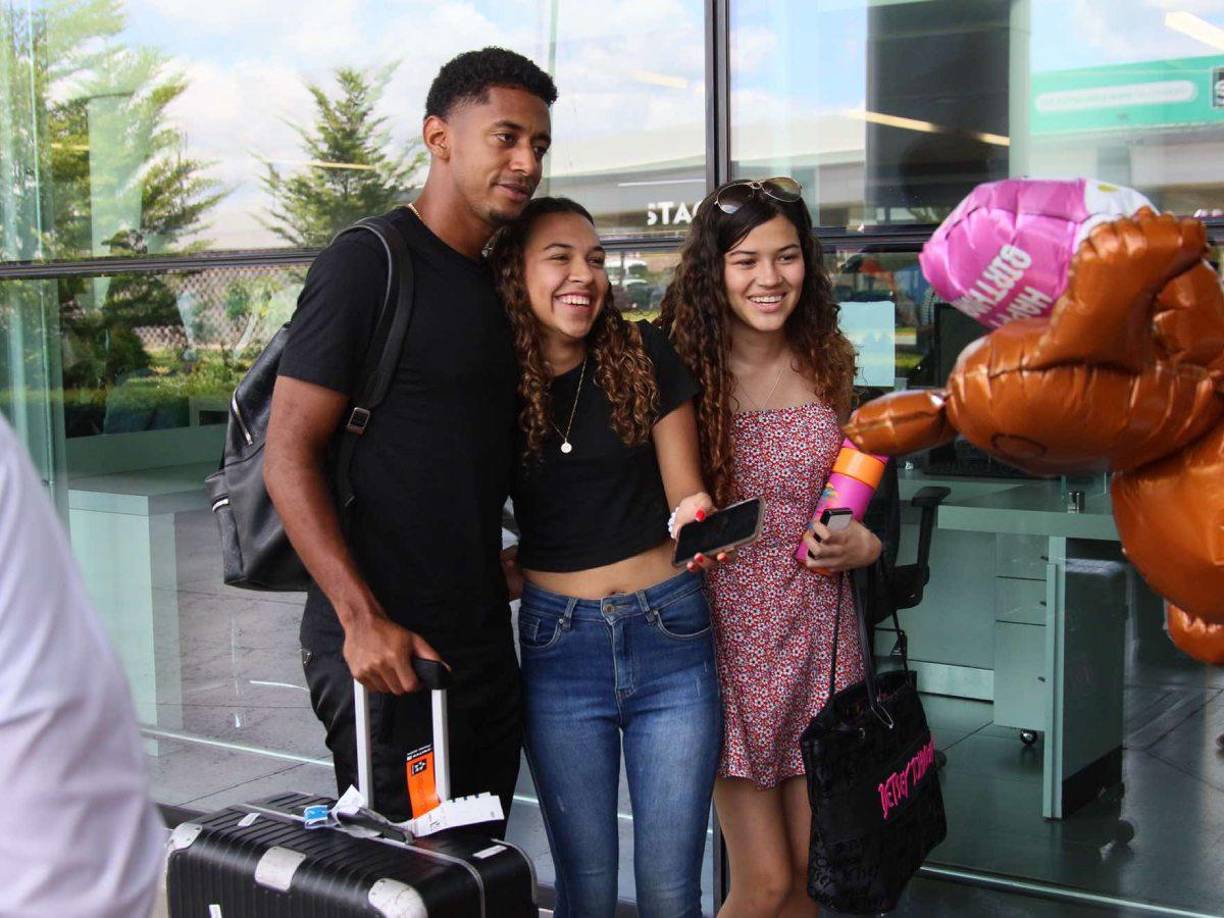 Dos lindas chicas le solicitaron una fotografía al Choco Lozano en el Aeropuerto de Palmerola.