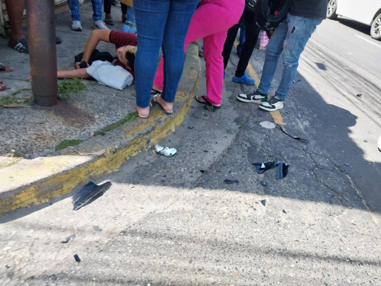 El joven motociclista quedó con considerables lesiones en su cuerpo y fue trasladado a un centro asistencial de la ciudad. 