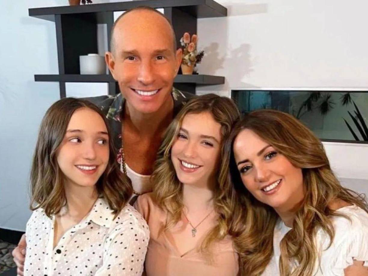 El 23 de febrero de 2023, Andrea Legarreta y Erik Rubín dieron a conocer su separación tras 22 años de matrimonio y dos hijas en común, Mía y Nina.