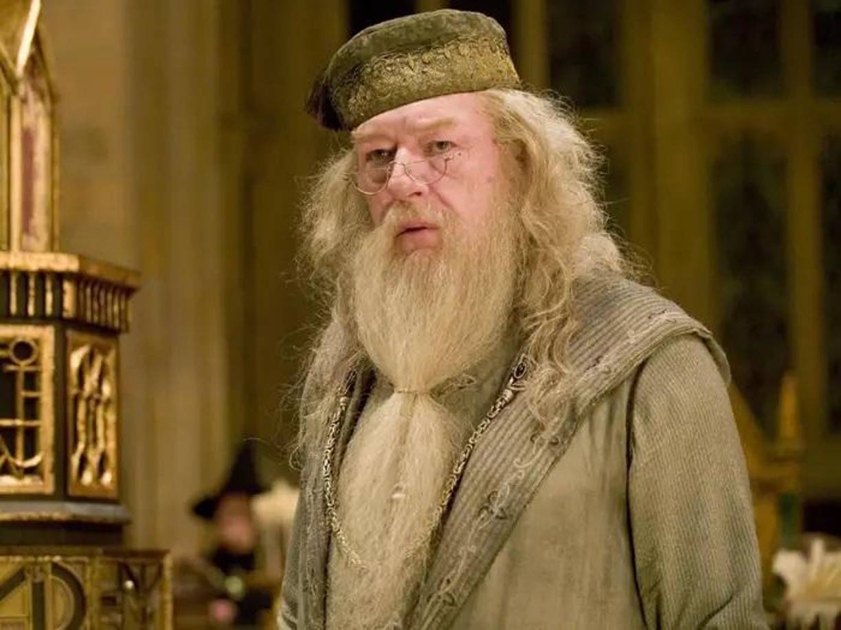 El 27 de septiembre de 2023, un año antes que la muerte de la actriz Maggie Smith, Michael Gambon perdía la vida a los 82 años, tal y como informó entonces su familia. El actor encarnó el papel del carismático y legendario director de Hogwarts, Albus Dumbledore, el mago más poderoso, en seis de las ocho películas basadas en las novelas de J. K. Rowling. Llevaba varios días ingresado en un hospital, donde falleció a causa de una neumonía.