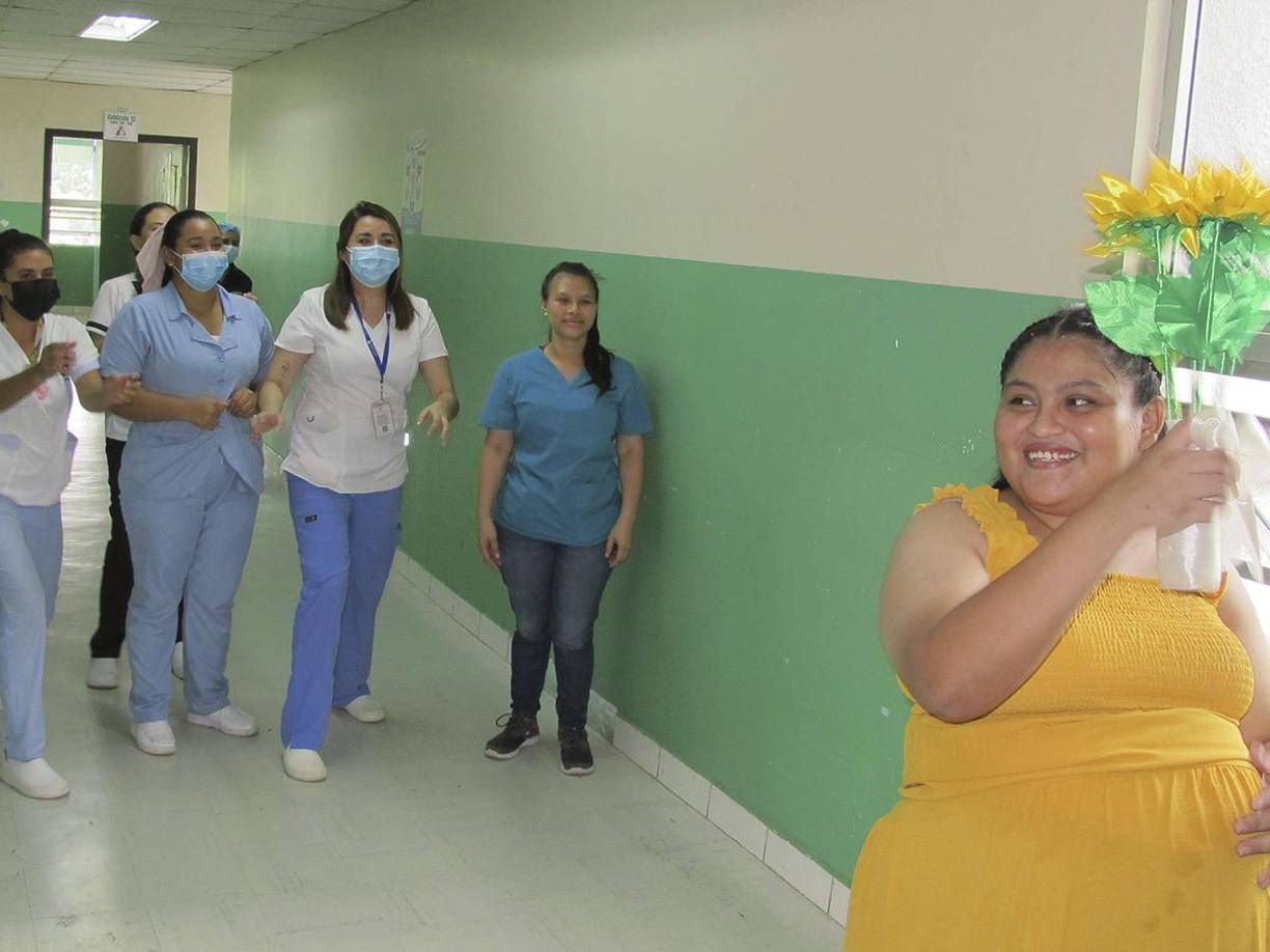 Luego que el personal de la alcaldía, enviado por el alcalde Roberto Contreras, realizara la boda civil, el padre Carlos Mejía, de la Parroquia San José de Medina, oficializó la boda Católica y al finalizar se partió un pastel de bodas.