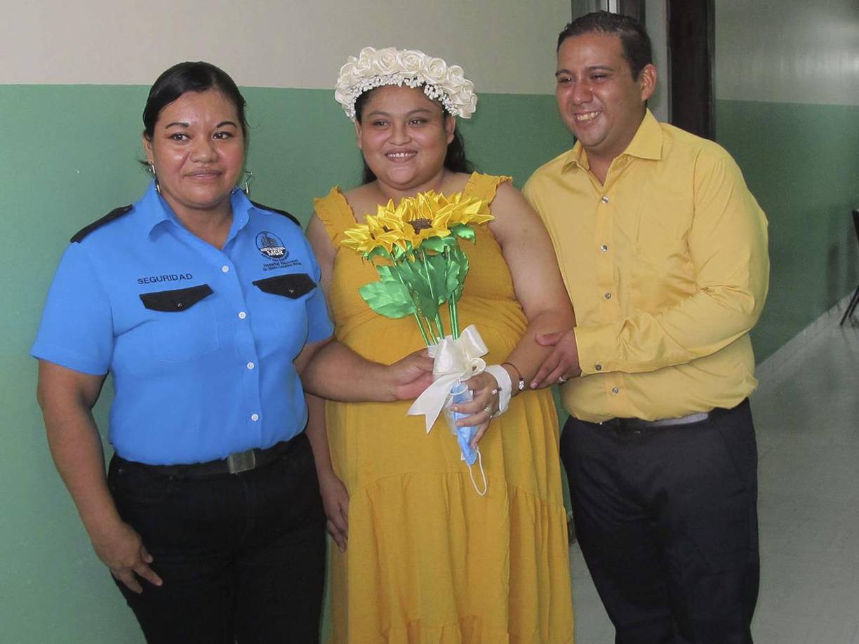 ”Ella es ama de casa y yo trabajo e una empresa de logística y entrega. El bebé no tiene el peso adecuado, a ella se le diagnosticó diabetes en medio del embarazo, esperamos un milagro de Dios, sé que así será, y cuando salgamos de acá vamos a dar una misa de acción de gracias, no es fácil estar en esta situación en la que nos encontramos”, comentó el recién casado Andrés Fernando.