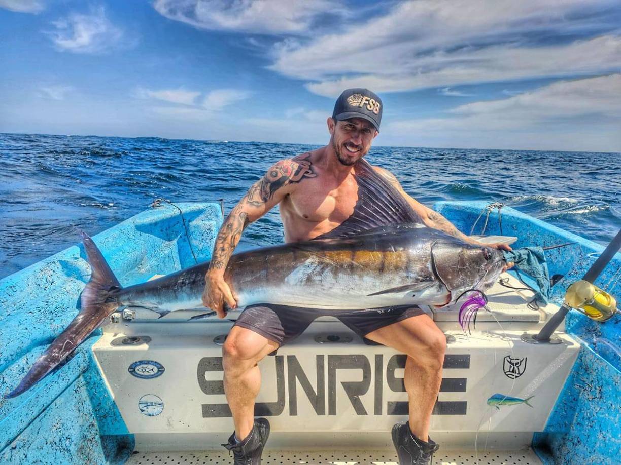 Su disciplina, compromiso y pasión por el deporte convirtieron a Christian Flores en un referente del fitness en la región, motivando a muchos a llevar un estilo de vida saludable y activo y entrenando a multitud de jóvenes durante su carrera.