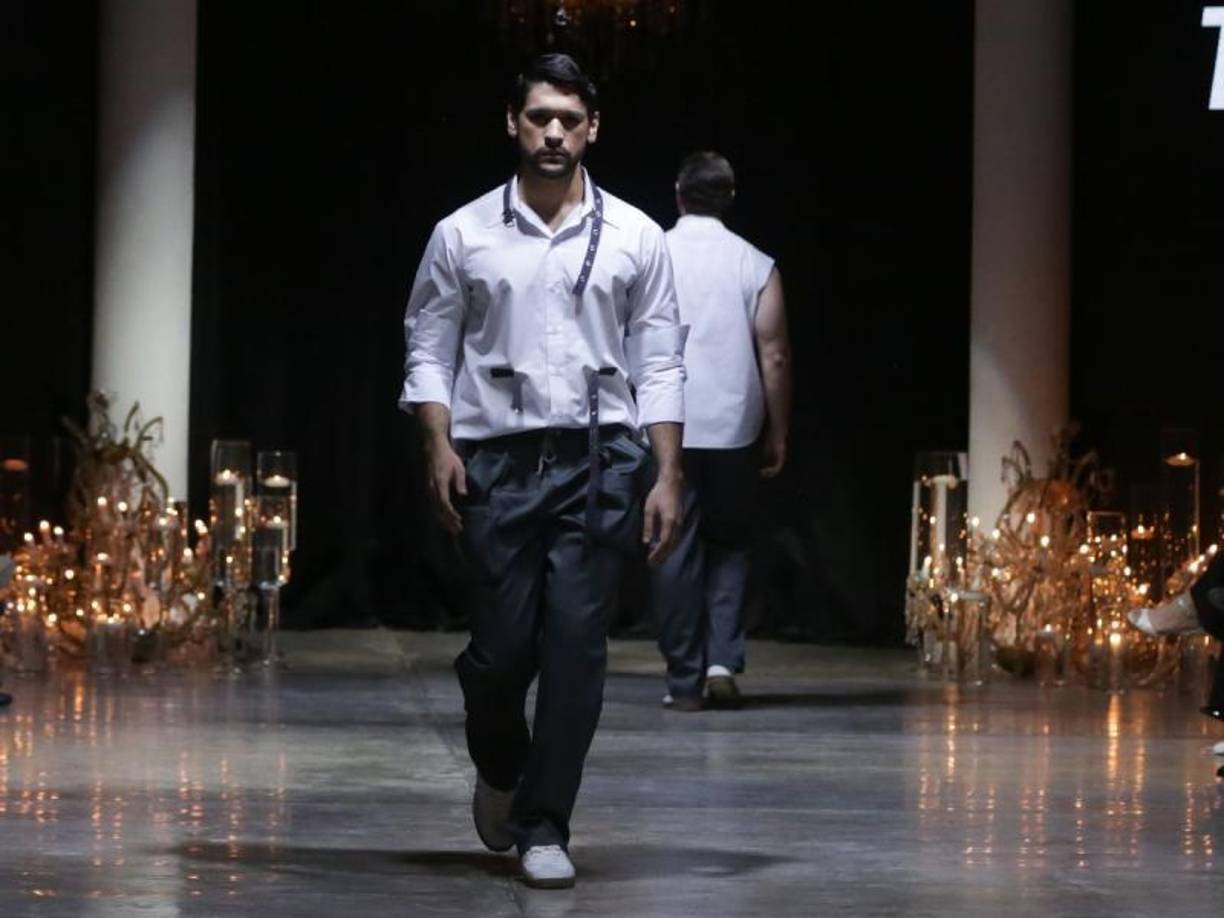 El joven y prometedor diseñador, conocido por su visión audaz y su habilidad para fusionar el arte y la moda, presentó una propuesta que desafía los límites convencionales.