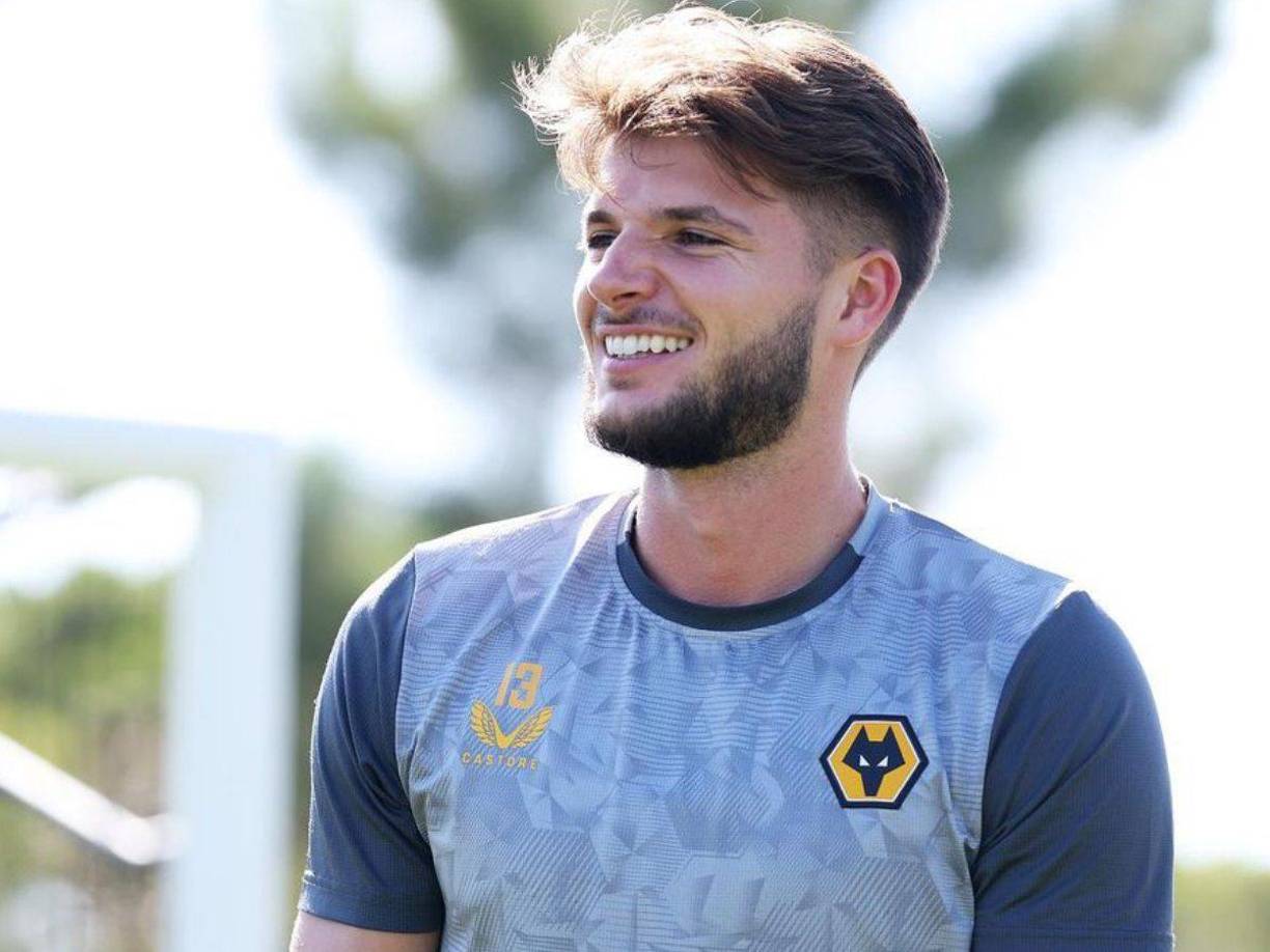 Nacido en Inglaterra, <b>Sarkic</b> pasó la mayor parte de su adolescencia en Bélgica, donde se formó en las categorías inferiores del Anderlecht.