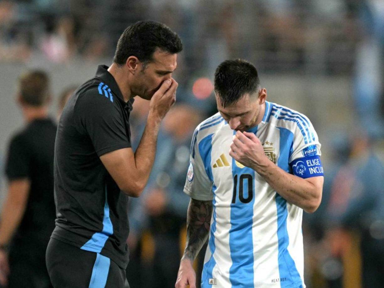 El DT Scaloni estuvo atento de Messi y le consultó si no sentía molestias musculares. 