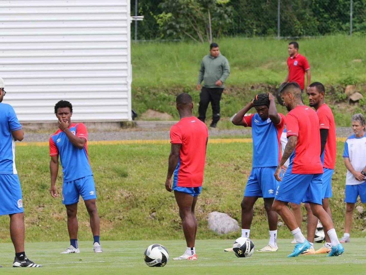 Alberth Elis se puso el casco, los tacos y inmediatamente trabajó con el resto de sus compañeros.