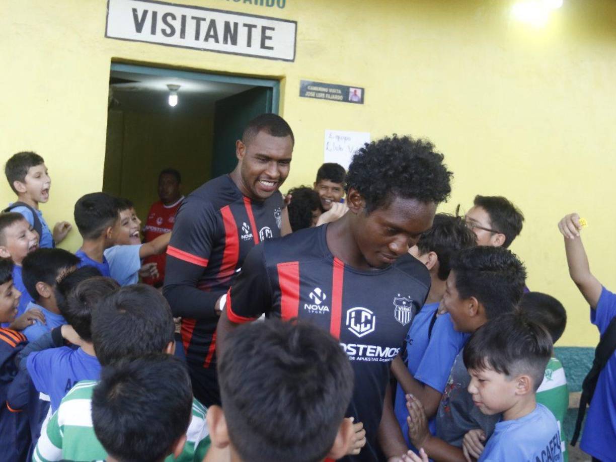 Los jugadores del Vida se mostraron agradecidos con los pequeños de la localidad de Cofradía.