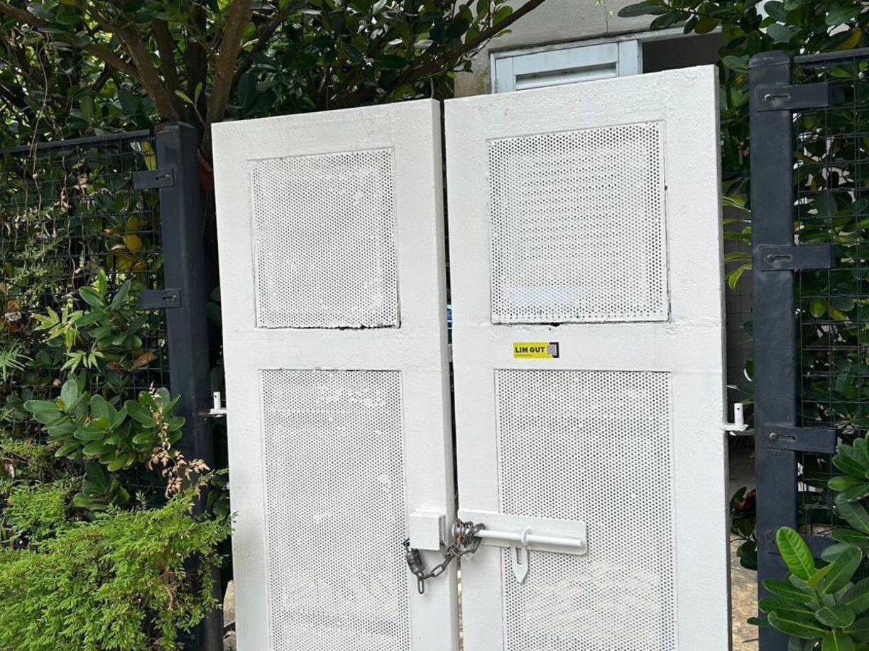 Dani colocó pegatina en las puertas de la casa de Peter Lim en donde le pidió que deje al Valencia debido a la mala gestión del empresario de Singapur. 