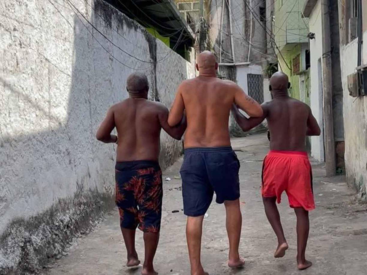 Hace unos días se viralizaron en las redes sociales unas imágenes de Adriano en las favelas y muchos usuarios aseguraron que el exdelantero se encontraba bajo los efectos del alcohol.