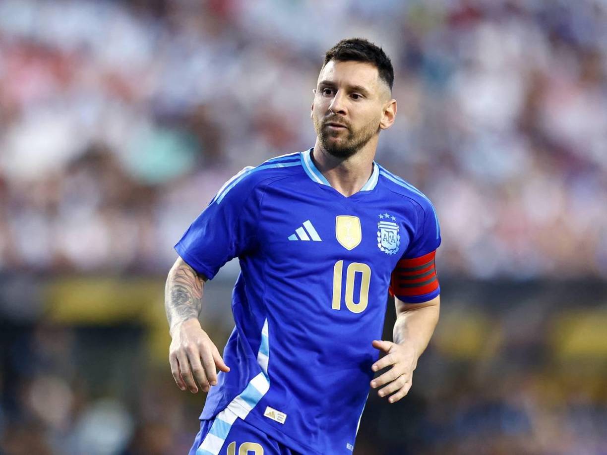 Lionel Messi guía a la selección de Argentina que llega como la campeona del mundo tras el título en Qatar 2022.