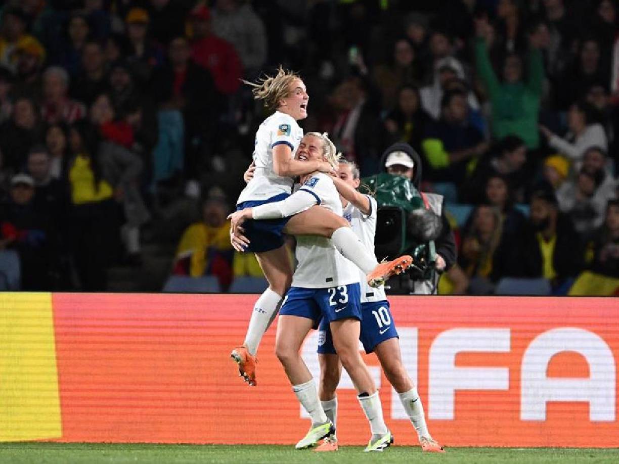 Las “Leonas” remontaron al 63 con un remate de Alessia Russo que aprovechó un balón filtrado entre la defensa colombiana.