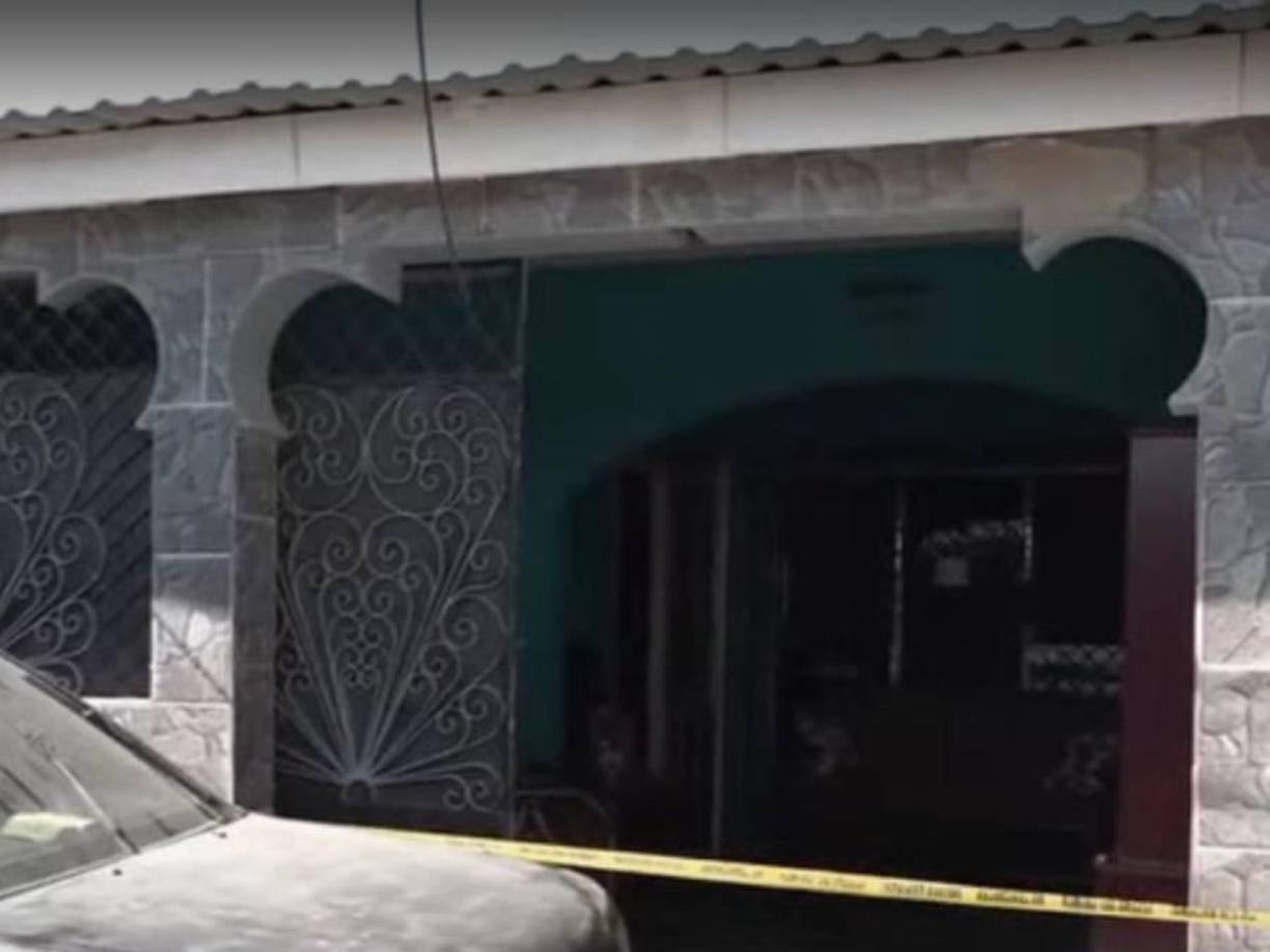 Al buscar en la casa indicios de otra personas, se percataron que había una mujer, que supuestamente sería la hija de la fallecida.