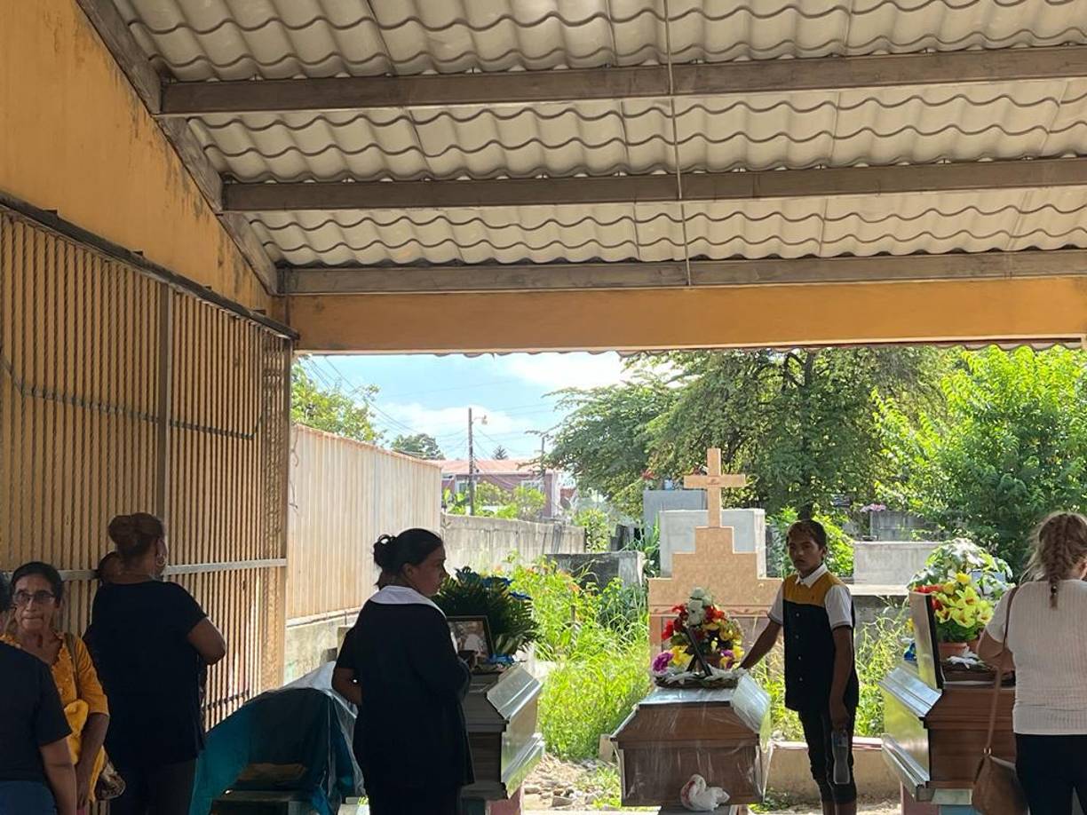 La madre relató en medio del llanto que sus hijos acababan de llegar de trabajar cuando los encapuchados ingresaron y le preguntaron en dónde estaban todos los hombres de esa vivienda, les pidieron las identidades y les dijeron que colaboraran, ya que eran “autoridades del Ministerio Público”.