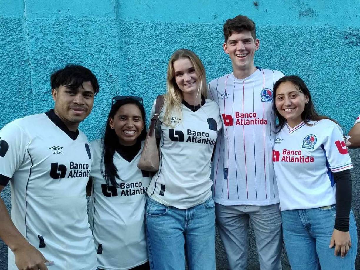 Los ‘gringos’ que llamaron la atención y causaron revuelo en las afueras del Estadio Nacional.