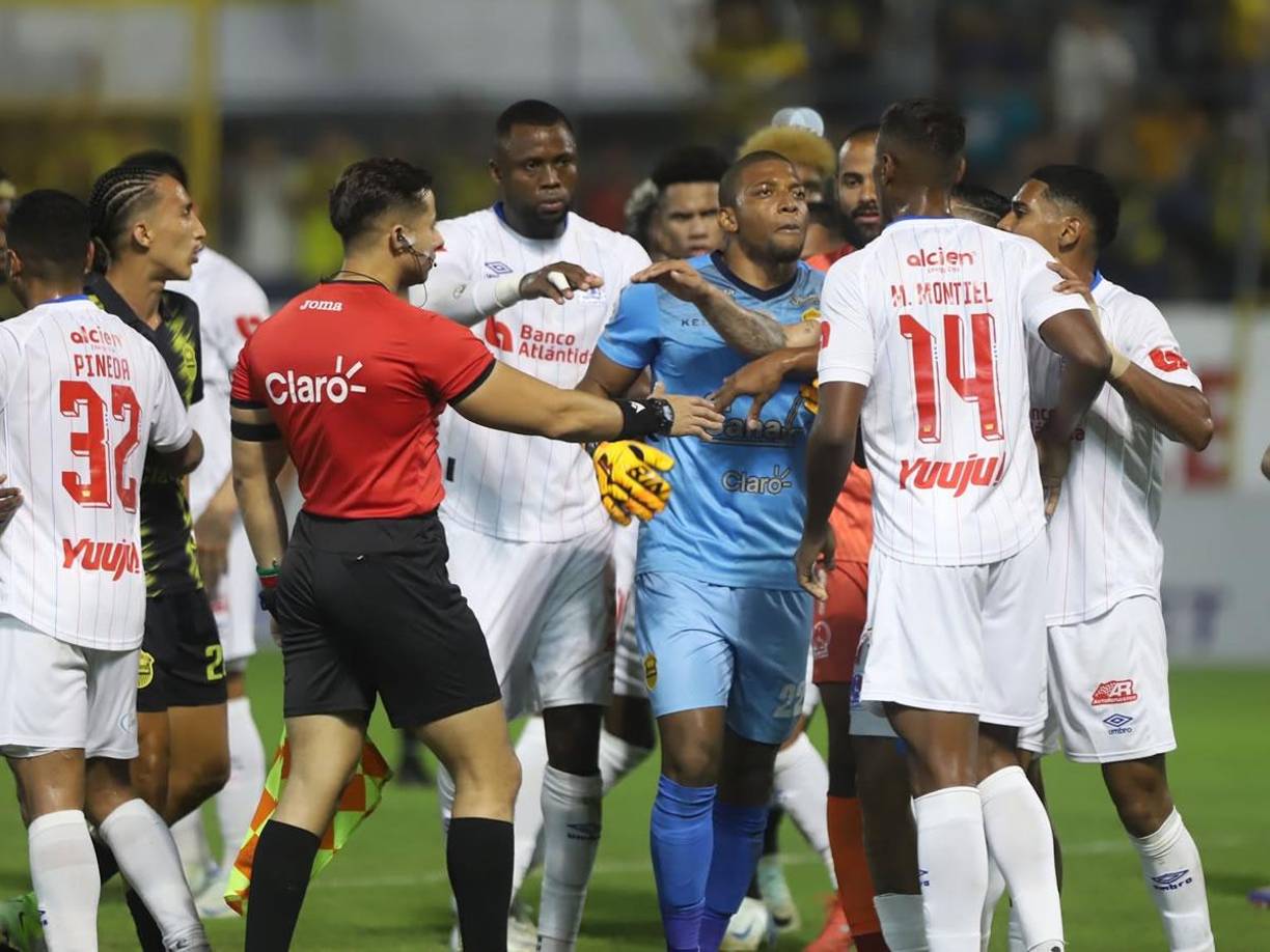 El portero del Real España no se contuvo y se fue encima de Marcos Montiel.