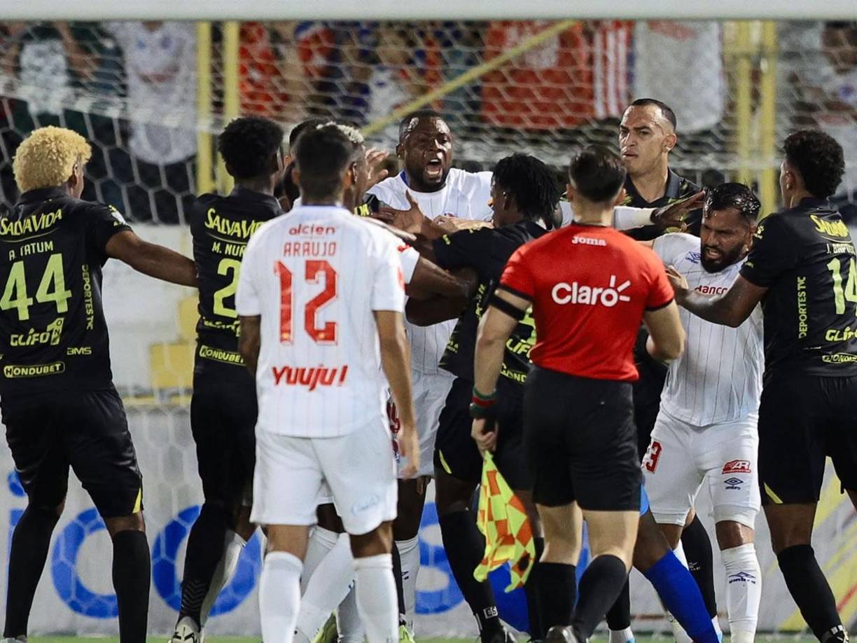 El clásico entre Real España y Olimpia estuvo caliente con esta brutal pelea de los jugadores.