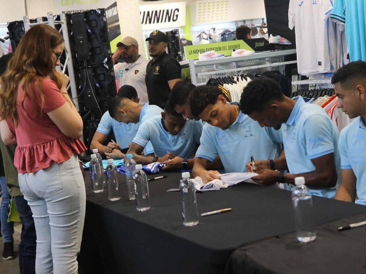 Una de las chicas que llegó para que los seleccionados de Honduras le regala un autógrafo. 
