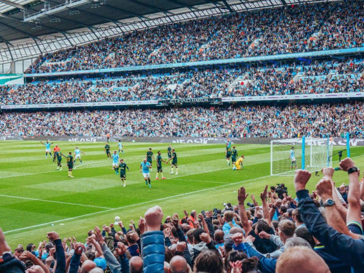 A lo largo de este tiempo, el Manchester City deberá defenderse de graves acusaciones, entre las que destacan la tergiversación de información financiera y la ocultación de pagos a jugadores y entrenadores a través de terceros.