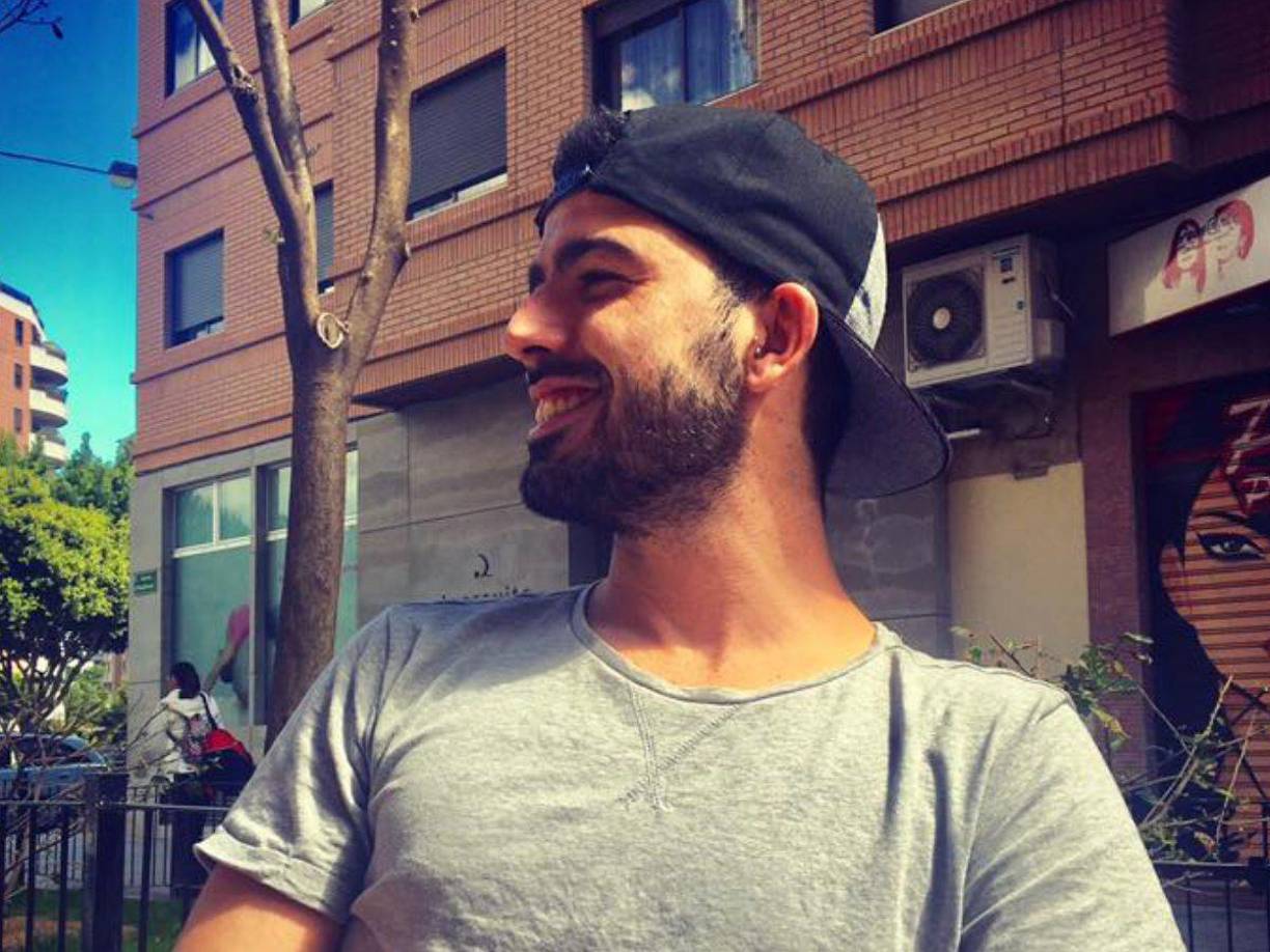 Lo que empezó siendo una luna de miel con un toque reivindicativo en Singapur ha acabado convertido en una pesadilla para el joven aficionado del Valencia de España, Daniel Cuesta, y su pareja.