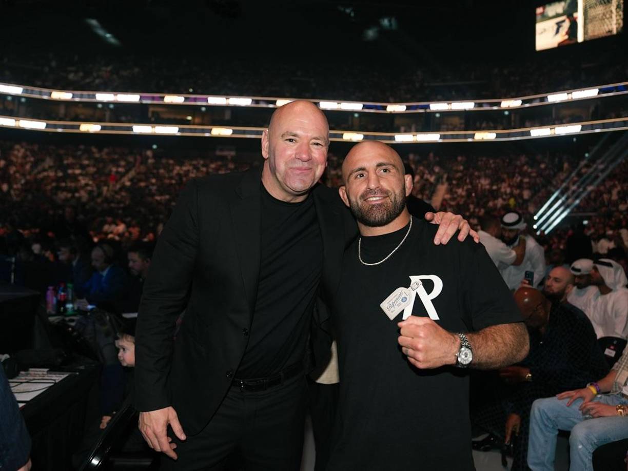 Dana White y Alexander Volkanovski, juntos para ver a Topuria. La última víctima de ‘El Matador’ posó con Dana White -jefe de la UFC- en el Etihad Arena, justo antes del evento coestelar.