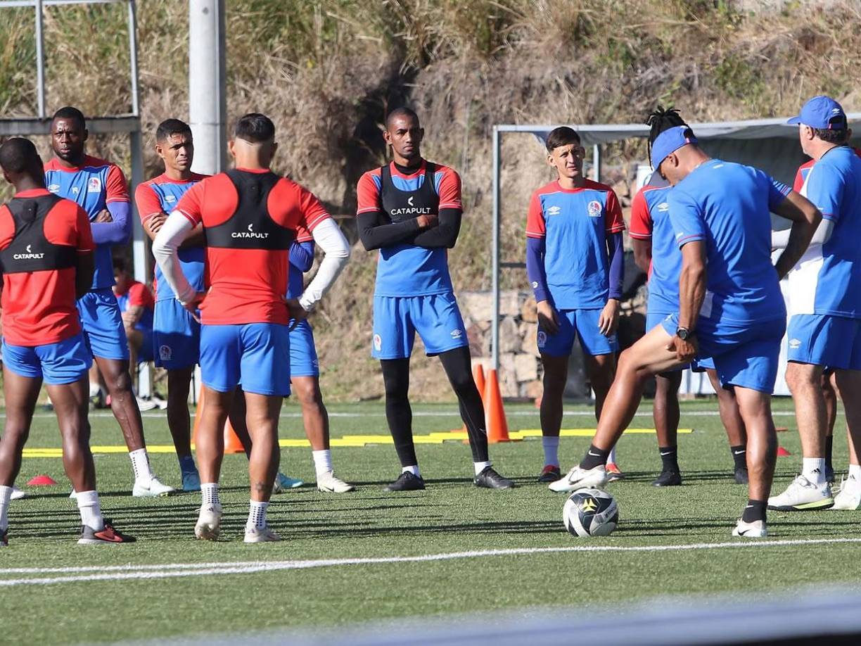 Los futbolistas estuvieron antentos a la charla técnica de cara al primer partido del Torneo Clausura 2025.