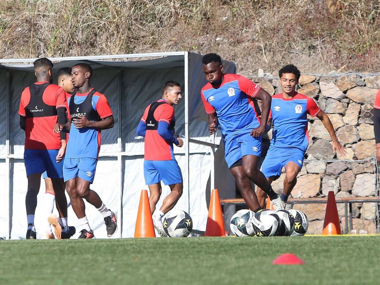 Alberth Elis, oficialmente presentado por Olimpia, trabajó a todo vapor en el Centro de Alto Rendimiento José Rafael Ferrari.