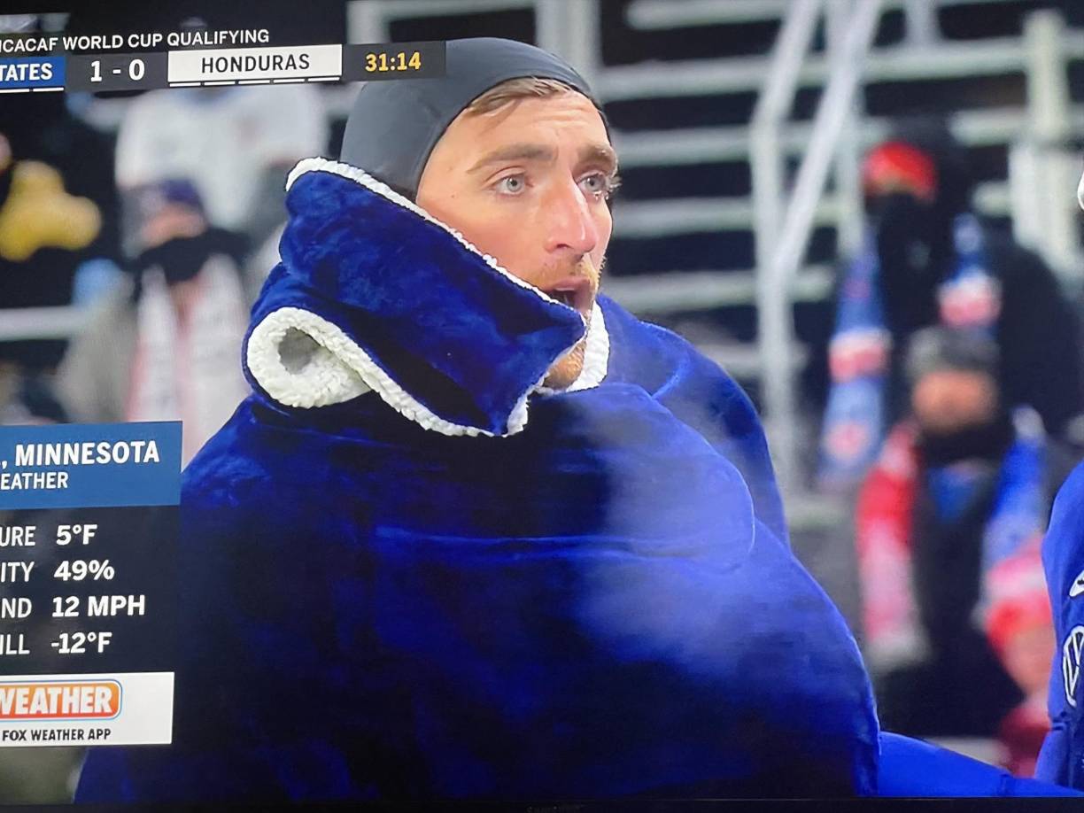 Matt Turner aprovechaba cuando el partido se detenía para mantenerse cálido con una enorme manta.