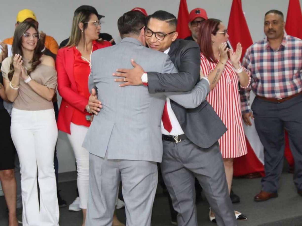 Jorge Cálix brindó una palabras de agradecimiento para Emilio, quien se mostró contento por la oportunidad que ha recibido en el mundo de la política.