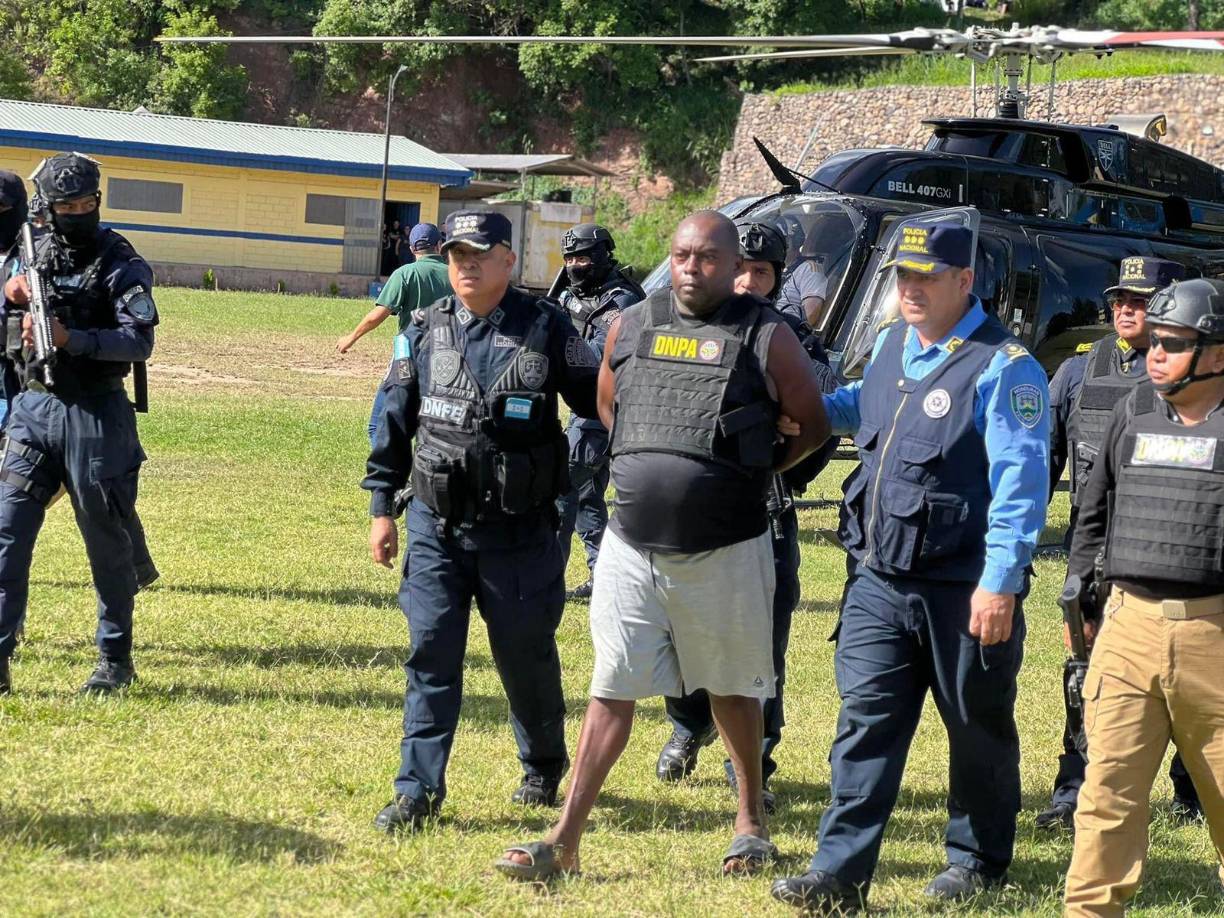 El 30 de enero de 2020 se emitió una orden de captura en su contra por “almacenamiento de armas, de la que actualmente mantiene carta de libertad provisional”, señala un comunicado de la Secretaría de Seguridad.