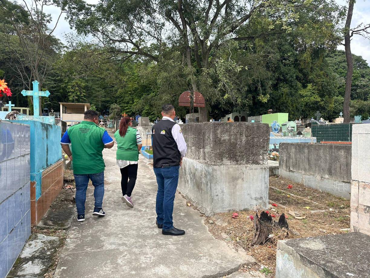 Cementerio La Puerta. Los encargados del cementerio supervisaron este martes la limpieza y fumigación.