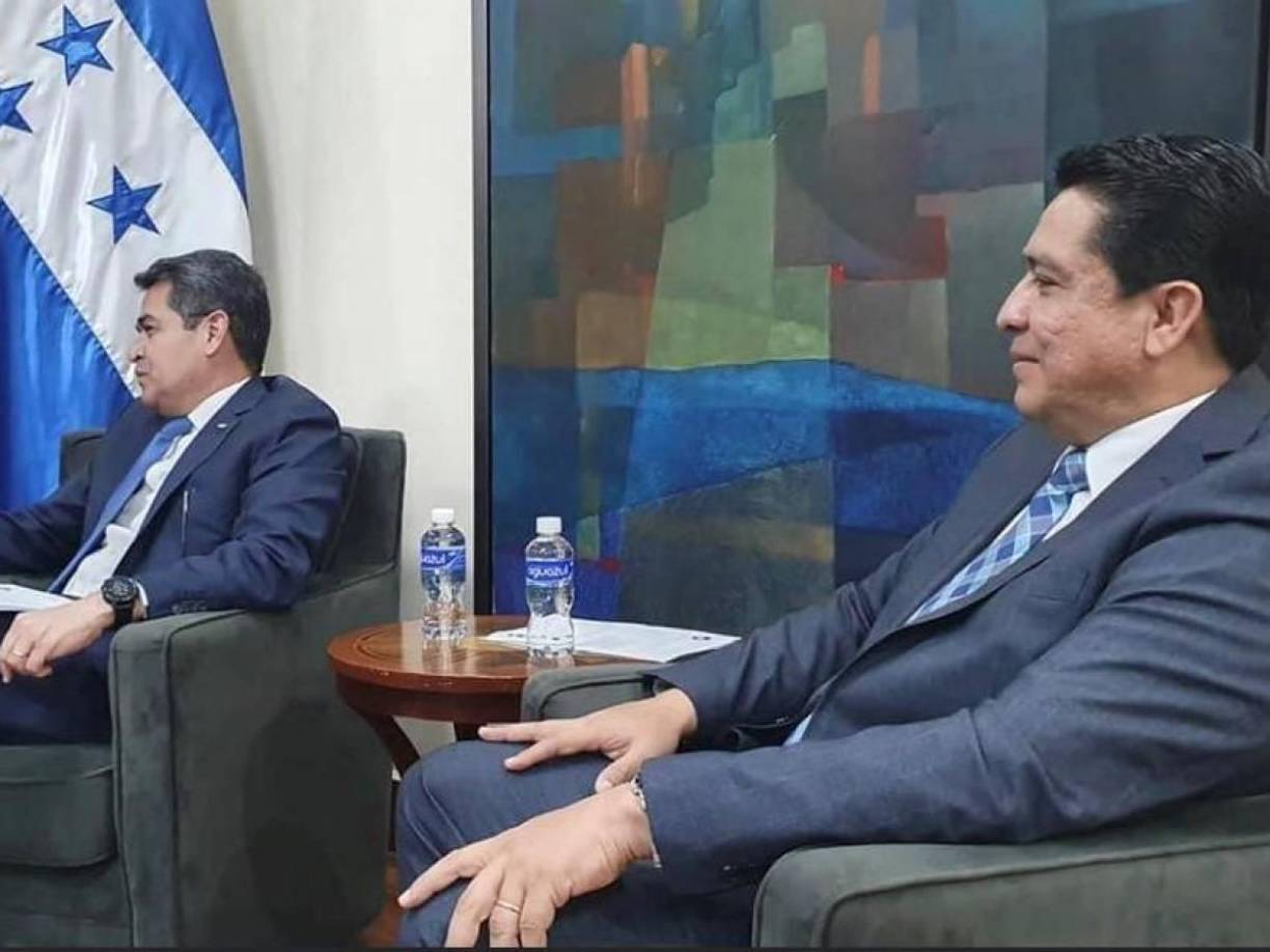 Publicó este martes una "revelación" que recibió y describió así: "En mi tiempo de meditación he estado orando a Dios por Honduras y presentándole la realidad difícil que vivimos y le pregunté sobre el destino de la nación. Y mientras escribía mensajes de fe para compartirla en la televisión el Señor me mostró está revelación"."El mostró que, en las elecciones de 2021, hubo un rompimiento en el camino de gobierno de la nación, dado que el Señor había elegido al Partido Nacional para que gobernara muchos años, pero se traicionó, asimismo, se corrompió, no hizo justicia, y con la fe y poder que tiene no pudo protegerse".