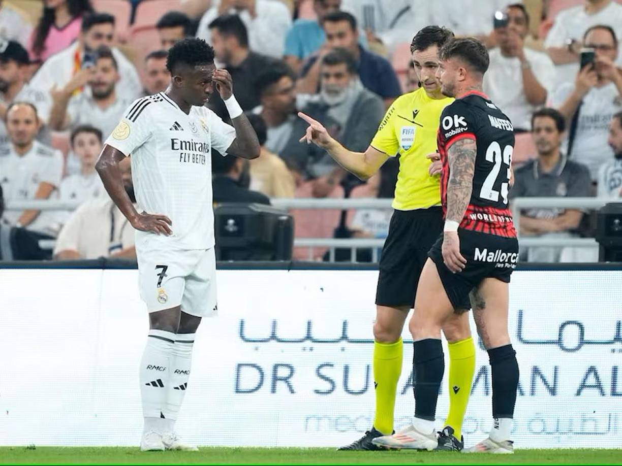 El árbitro le llamó la atención a Vinicius y Maffeo tras uno de sus encontronazos en el partido.