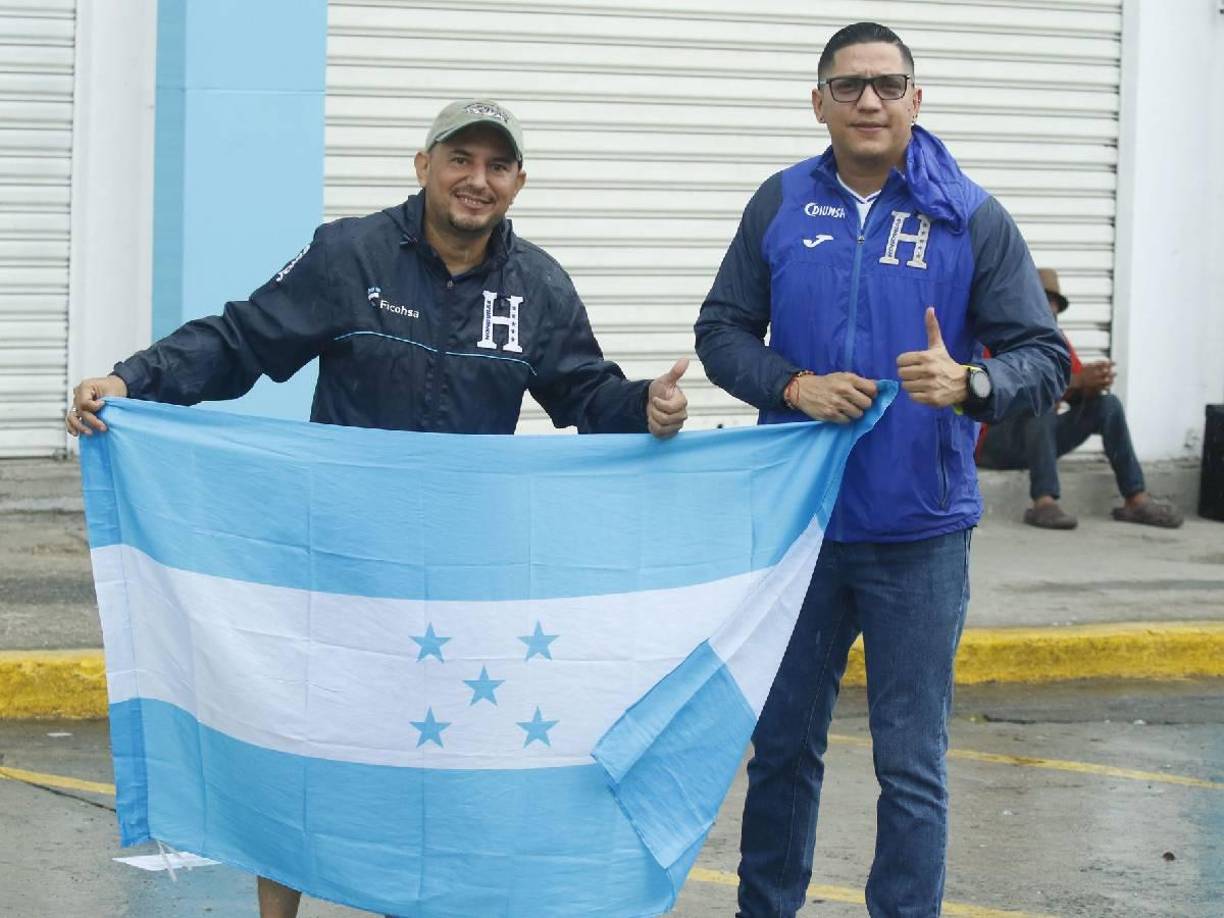 Los primeros aficionados empezaron a llegar al recinto sampedrano. El juego arranca a las 8:00 PM.