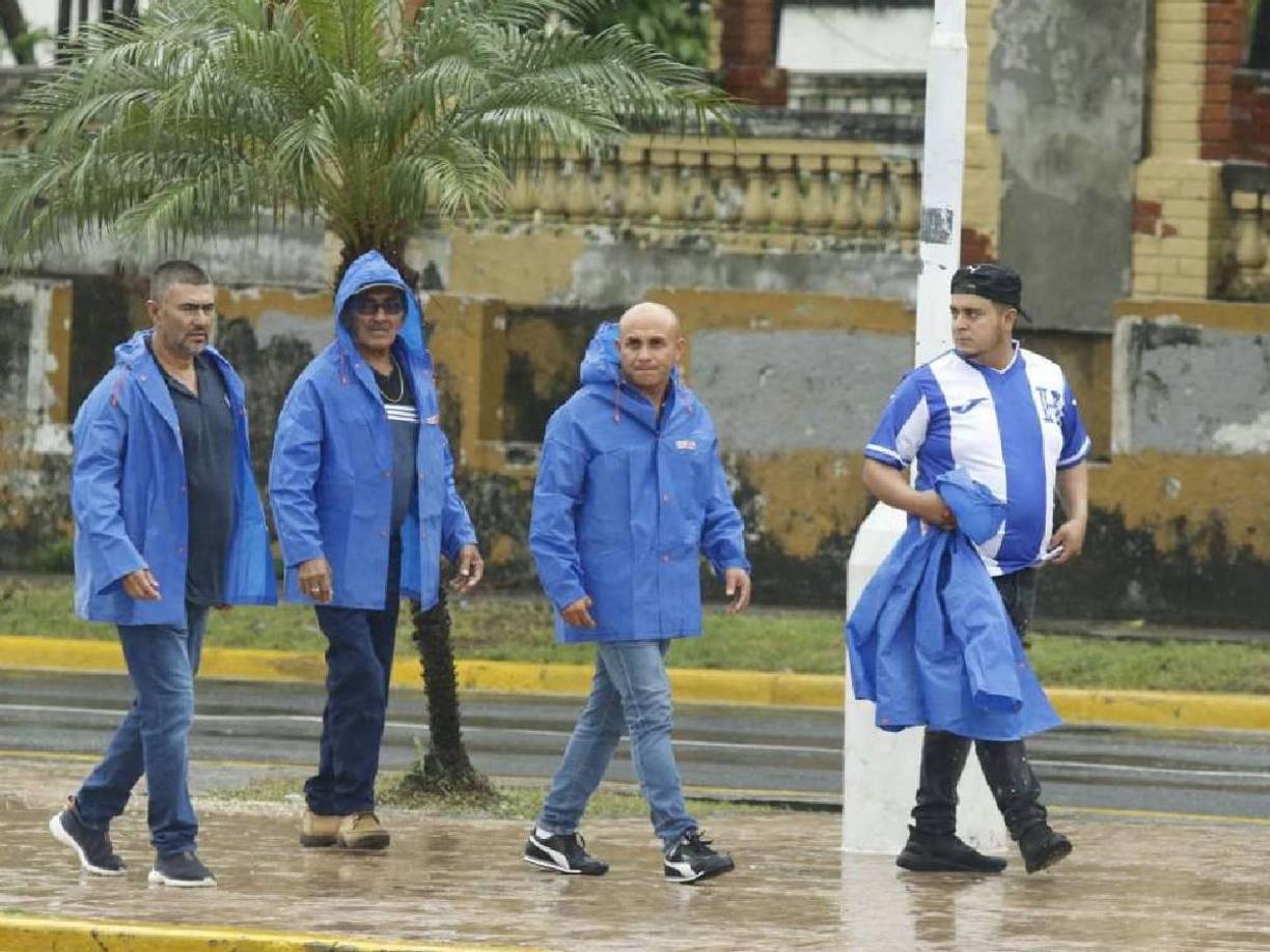 Los aficionados llegaron poco a poco para ingresar, los portones abrieron desde las 4 de la tarde.