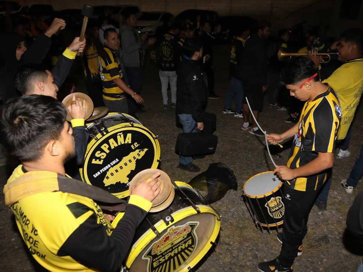 La barra del Real España llegó al estadio Carlos Miranda de Comayagua para alentar a su equipo en el duelo contra el Génesis.