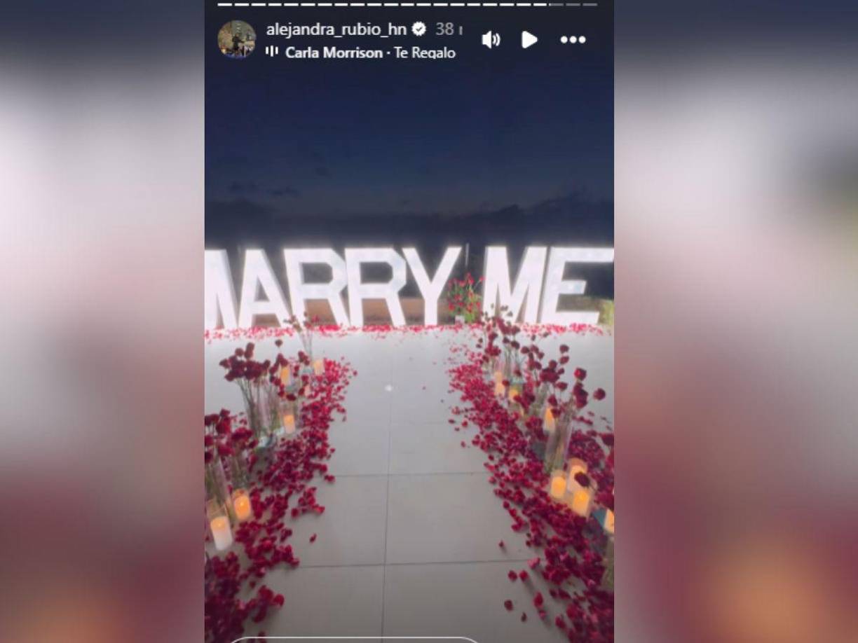 La presentadora compartió varios fotografías de su propuesta de matrimonio. Su novio preparó un camino de flores y al final puso la frase “Marry me”. 