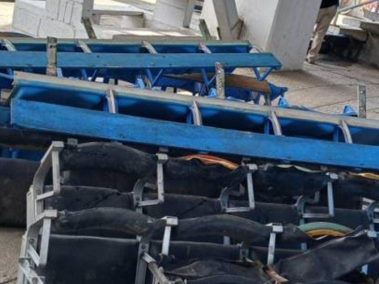 Las sillas cuando estaban siendo sacadas del estadio Olímpico para llevárselas al Morazán.