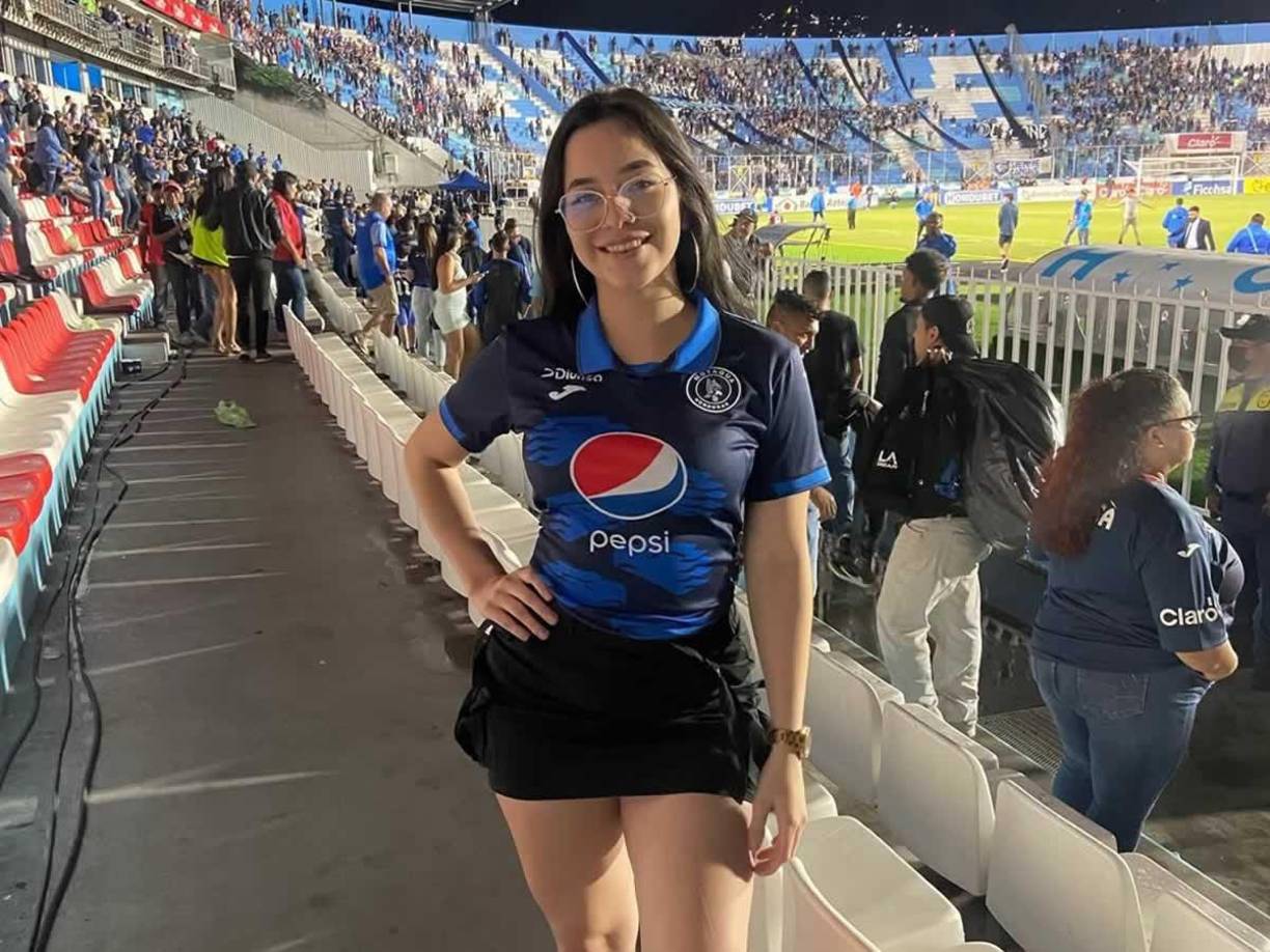 La hermosa joven cautiva en el estadio capitalino apoyando al Motagua que lucha por el título del Torneo Apertura 2024 con el Olimpia.